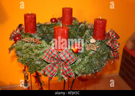 Adventskranz mit Kerzen und Dekoration Foto Stock