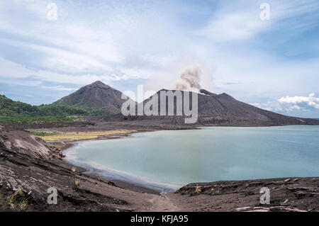 Montare tavuruvur eruzione vulcanica. tavurvur è un vulcano attivo che si trova nei pressi di Rabaul, sull'isola di New Britain, in Papua Nuova Guinea. Foto Stock
