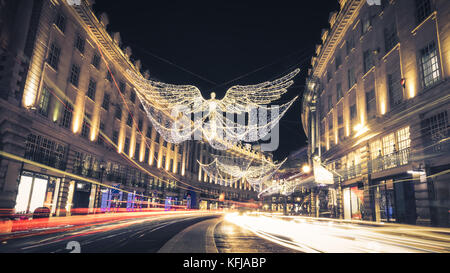 Regent street angeli luci delle vacanze con auto sentieri di luce a Londra, Regno Unito Foto Stock