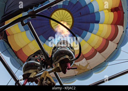 Fiamme sparare aria calda in un palloncino come si inizia la salita oltre i cieli di san miguel de allende, Messico. Foto Stock