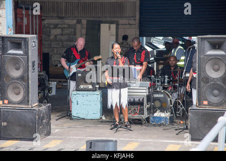 La Suva,viti levu,Figi-novembre 28,2016: gruppo di musicisti fijiano di canto e di esecuzione a livello commerciale dock a Suva Figi Foto Stock