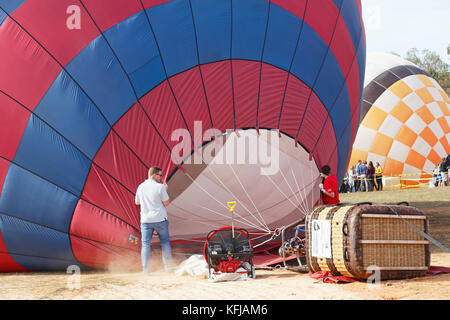 Carolina balloon festival, statesville, Carolina del nord. in mongolfiera ad aria calda viene gonfiata. Foto Stock