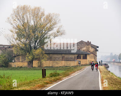 Percorso in bicicletta lungo il naviglio grande da Milano a abbiategrasso (Lombardia, Italia) a caduta Foto Stock