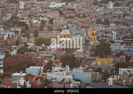 La nebbia mattutina sorge sul centro coloniale e sui monumenti storici della città di San Miguel de Allende, Messico all'alba. Foto Stock