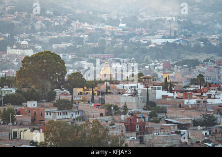 La nebbia mattutina sorge sul centro coloniale e sui monumenti storici della città di San Miguel de Allende, Messico all'alba. Foto Stock