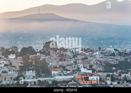 La nebbia mattutina sorge sul centro coloniale e sui monumenti storici della città di San Miguel de Allende, Messico all'alba. Foto Stock