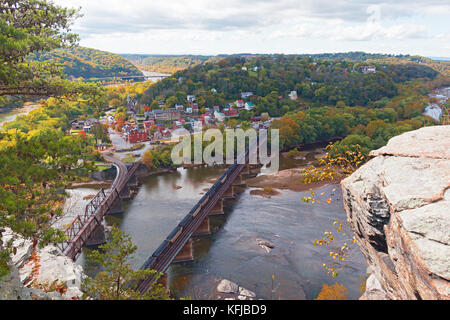 Vista aerea su harpers Ferry città storica e la ferrovia in autunno. harpers Ferry National Historical Park in West Virginia, USA. Foto Stock