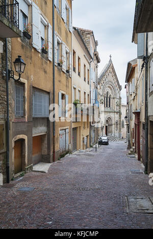 Strada che conduce a Saint laurent chiesa a aubenas nella regione ardeche in Francia Foto Stock