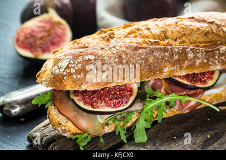 Sandwich con fichi e prosciutto Foto Stock