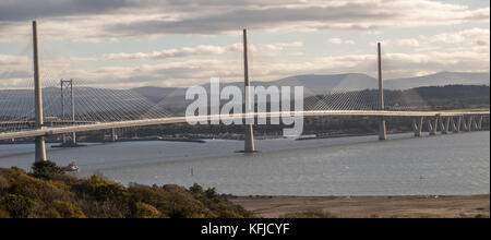 Rosyth Scozia, vista del nuovo Queensferry attraversando una strada: 2,7km ponte tra Edimburgo e Fife. la più lunga tre-tower, cavo-alloggiato in bridge Foto Stock