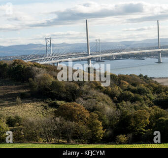 Rosyth Scozia, vista del nuovo Queensferry attraversando una strada: 2,7km ponte tra Edimburgo e Fife. la più lunga tre-tower, cavo-alloggiato in bridge Foto Stock