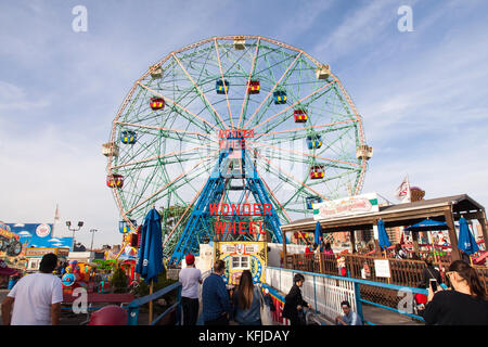 Deno il Wonder Wheel Amusement Park, West 12th Street, Brooklyn, NY, STATI UNITI D'AMERICA Foto Stock