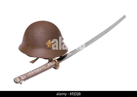 Composizione con il giapponese il sergente 'nuova spada militare (shin guntō)" (1939-44) con casco di battaglia di pro-Giappone manchukuo. Foto Stock