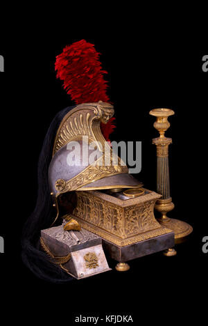 Composizione con french cuirassier casco (1836), bronzo inkstand con doratura (1830) e il vecchio candelabro in bronzo (candelabro). percorso sul backgrou scuro Foto Stock