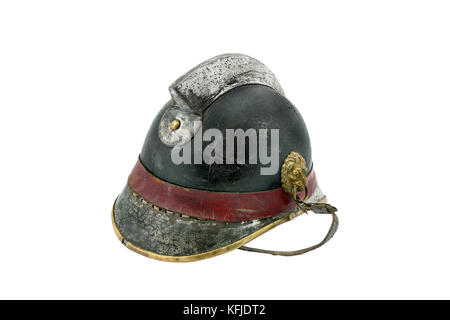 Il vecchio casco per vigili del fuoco isolato su bianco. il tempo della '40s. CECOSLOVACCHIA Foto Stock