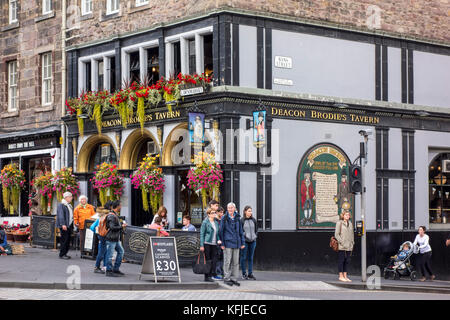 Segno e esterno del diacono Brodie's Tavern, il Royal Mile, Lawnmarket, Bank Street, Edimburgo, Scozia, Regno Unito, Foto Stock