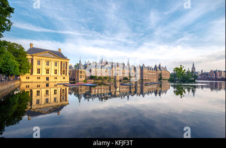 Il laghetto di hofvijver (corte pond) con il complesso binnenhof a l'Aia, Paesi Bassi Foto Stock