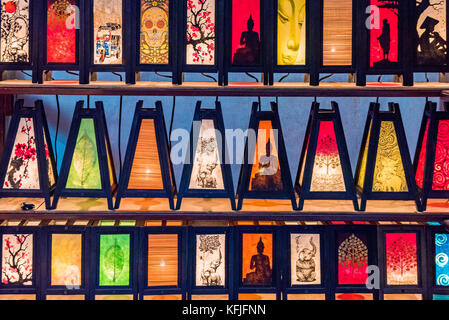 Chiang Mai, Thailandia - Luglio 30: thai lampade in legno in un mercato notturno stand. Queste lampade decorative sono molto popolari tra i mercati di notte in thailnd su Foto Stock