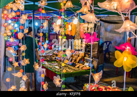 Chiang Mai, Thailandia - 30 luglio: notte Scena di mercato di fiori di luci e fuori fuoco si spegne in backround nel famoso mercato del weekend del 30 luglio Foto Stock