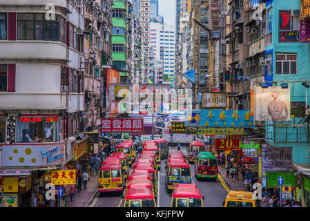 Hong Kong, Cina - 27 aprile: questa è la vista sulla strada del centro di Mongkok area che è una zona popolare per lo shopping in aprile 27, 2017 a Hong kong Foto Stock