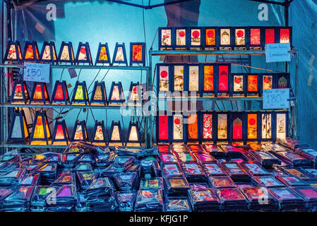 Chiang Mai, Thailandia - Luglio 30: thai lampade in legno in un mercato notturno stand. Queste lampade decorative sono molto popolari tra i mercati di notte in thailnd su Foto Stock