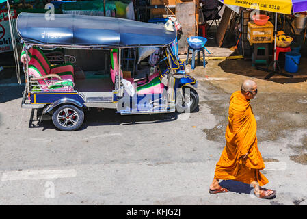 Chiang Mai, Thailandia - Luglio 27: street scene di un tuk tuk e un monaco a piedi nell'area del centro di chiang mai su luglio 27, 2017 in Chiang Mai Foto Stock