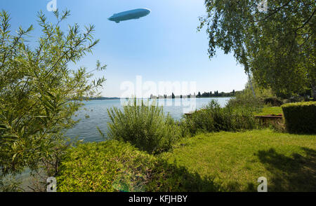 Il Waterside vicino Niederzell sull'isola di Reichenau con zeppelin - Isola di Reichenau, Lago di Costanza, Baden-Wuerttemberg, Germania, Europa Foto Stock