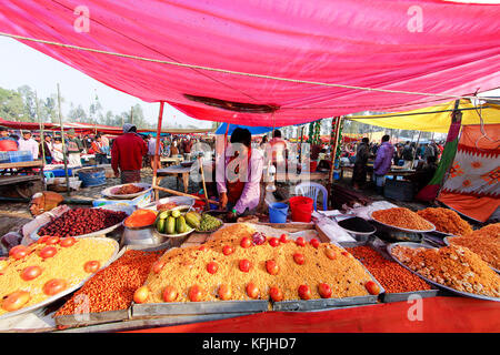 Spuntini stallo a poradaha tradizionale mela a gabtoli upazila, bogra, Bangladesh. Foto Stock