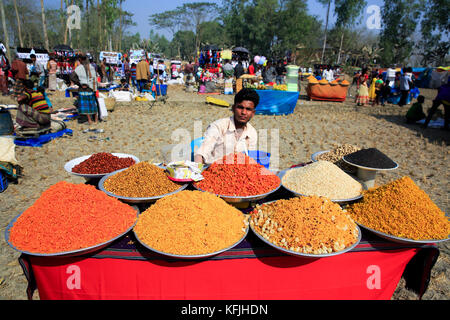 Spuntini stallo a poradaha tradizionale mela a gabtoli upazila, bogra, Bangladesh. Foto Stock