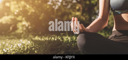 Lo yoga nel parco, outdoor con effetto luce, salute della donna, yoga donna. concetto di uno stile di vita sano e relax. tono vintage. banner cro panoramica Foto Stock