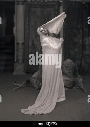 Attrice e cantante francese della Yvette Guilbert "Music-Hall" (1865-1944) indossando un costume da palcoscenico. C.-tafonier Photo Yvette Guilbert (Parigi, 1867 - Aix-en-Provence, 1944) credit:Photo12/Coll. Tafonier Foto Stock