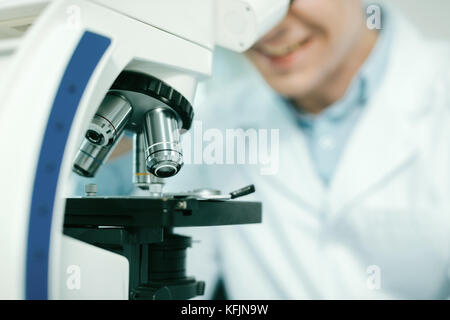 Chiusura del microscopio che essendo utilizzata per la ricerca Foto Stock