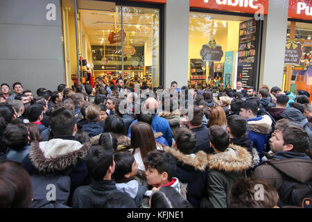 Salonicco, Grecia - 25 novembre 2016. La gente in attesa al di fuori di un department store durante il Black Friday shopping offerte, a nord della città greca della Foto Stock