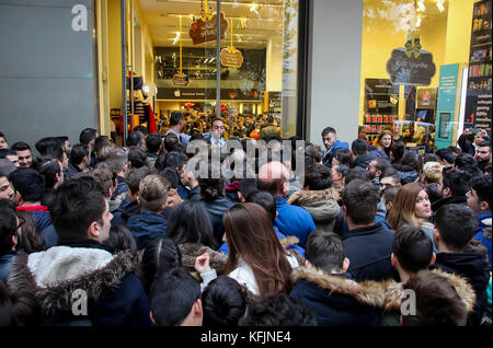 Salonicco, Grecia - 25 novembre 2016. La gente in attesa al di fuori di un department store durante il Black Friday shopping offerte, a nord della città greca della Foto Stock