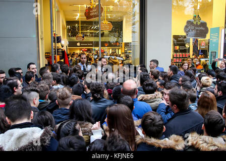 Salonicco, Grecia - 25 novembre 2016. La gente in attesa al di fuori di un department store durante il Black Friday shopping offerte, a nord della città greca della Foto Stock