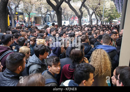 Salonicco, Grecia - 25 novembre 2016. La gente in attesa al di fuori di un department store durante il Black Friday shopping offerte, a nord della città greca della Foto Stock