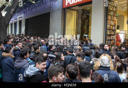 Salonicco, Grecia - 25 novembre 2016. La gente in attesa al di fuori di un department store durante il Black Friday shopping offerte, a nord della città greca della Foto Stock