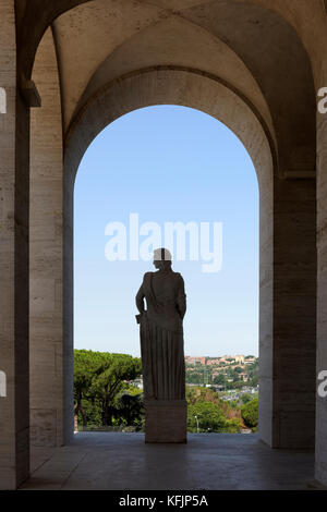 Statue classiche circondano il Palazzo della Civilta Italiana, noto come il marmo bianco Colosseo quadrato (Colesseo Quadrato). EUR, Roma, Italia. Foto Stock