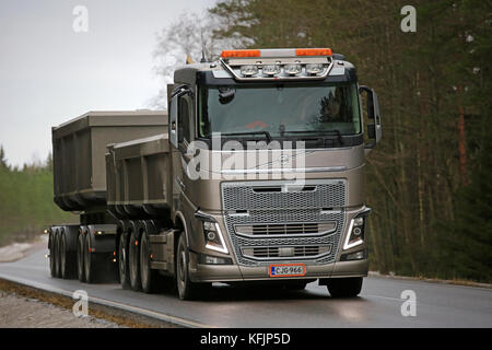 Salo, Finlandia - 22 gennaio 2016: Volvo fh16 650 combinazione carrello per la costruzione della strada nel sud della Finlandia in media i conducenti possono salvare u Foto Stock