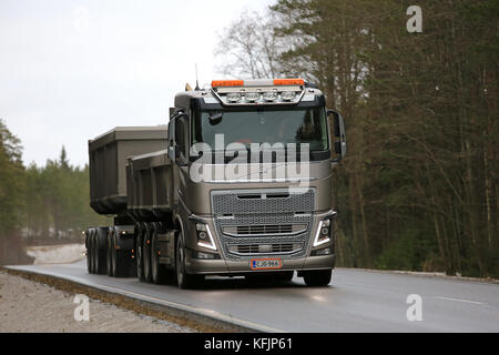 Salo, Finlandia - 22 gennaio 2016: Volvo fh16 650 combinazione carrello per la costruzione della strada nel sud della Finlandia in media i conducenti possono salvare u Foto Stock