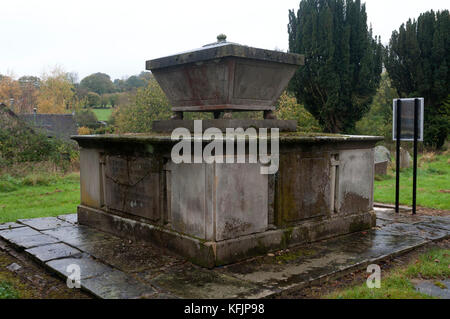 La tomba Botfield, San Michele e Tutti gli Angeli sagrato, Hopton Wafers, Shropshire, Inghilterra, Regno Unito Foto Stock