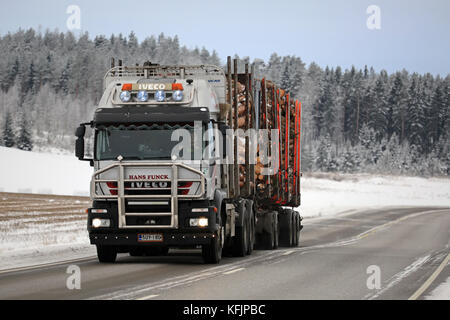 Salo, Finlandia - 22 gennaio 2016: Iveco Trakker 500 carrello registrazione cale pino su un pomeriggio invernale in Salo. camion Iveco per il trasporto di legname sono un ra Foto Stock