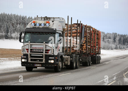 Salo, Finlandia - 22 gennaio 2016: Iveco Trakker 500 carrello registrazione cale pino su un pomeriggio invernale in Salo. camion Iveco per il trasporto di legname sono un ra Foto Stock