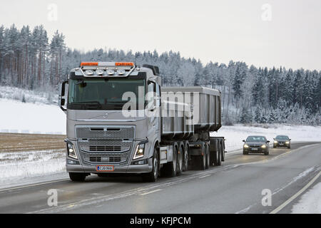 Salo, Finlandia - 22 gennaio 2016: Volvo fh16 650 combinazione carrello per la costruzione della strada nel sud della Finlandia in media i conducenti possono salvare u Foto Stock