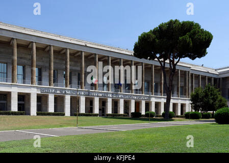 La facciata del Museo Nazionale delle Arte e Traditionne Populari nel quartiere EUR. Roma. L'Italia. Foto Stock