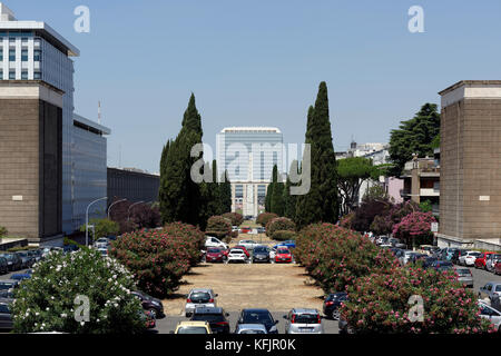 Vista verso il portico colonnato (1939-42, l'Obelisco e un grattacielo nel quartiere EUR. Roma. L'Italia. Foto Stock