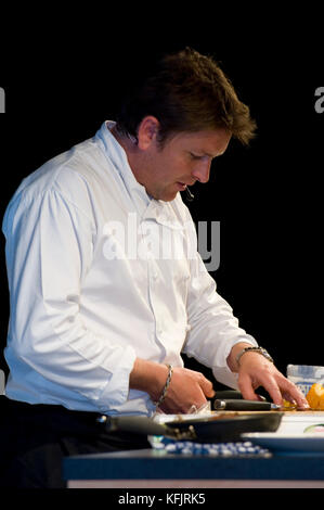 Bbc tv "ready steady cook!' e 'saturday cucina " programmi di cottura celebrity chef james martin al lavoro in cucina Foto Stock