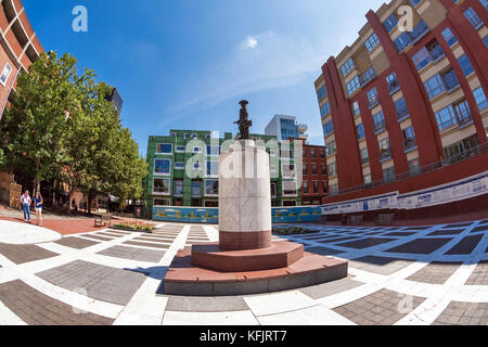 Welcome Park con la statua di Penn su un piedistallo nel centro, Philadelphia, Pennsylvania, Stati Uniti Foto Stock