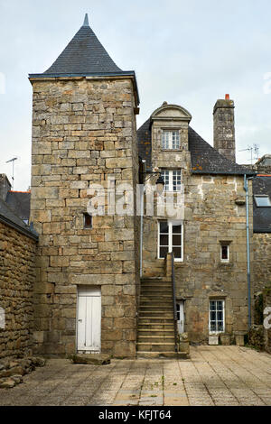 Vecchi edifici storici di Pont l'Abbe nel Pays Bigouden Finistere Bretagna Francia Foto Stock
