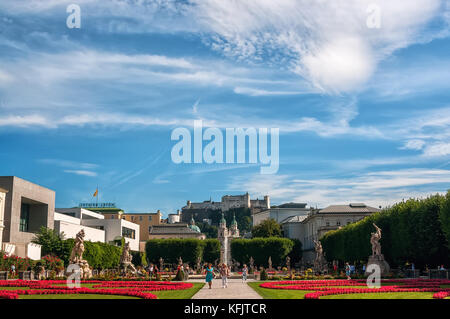 Austria, Salisburgo, 28 agosto. 2012. Bella vista della Fortezza dal Mirabell parco storico in estate giornata di sole. Foto Stock